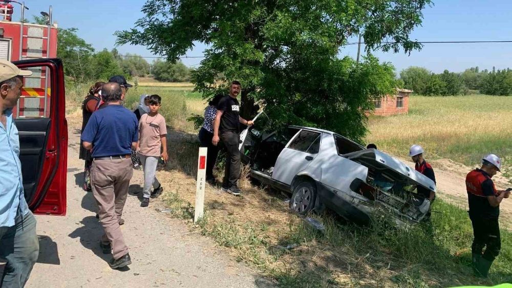 Afyonkarahisar Konya Karayolunda  otomobiller çarpıştı 6 kişi yaralandı