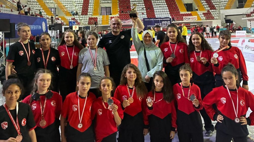  Afyonkarahisarlı Kadın Güreşçiler Türkiye Şampiyonası’nda büyük başarı elde etti