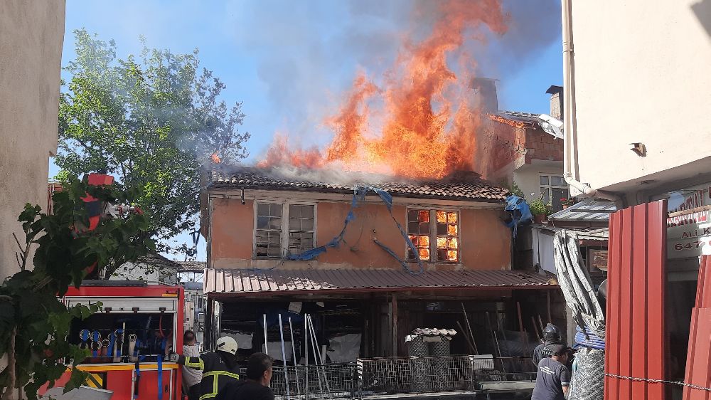 Ahşap bina alevlere teslim oldu, alevler yan binaya sıçradı