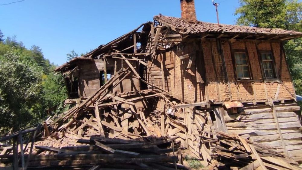 Ahşap ev çöktü, hayvanlar son anda kurtarıldı