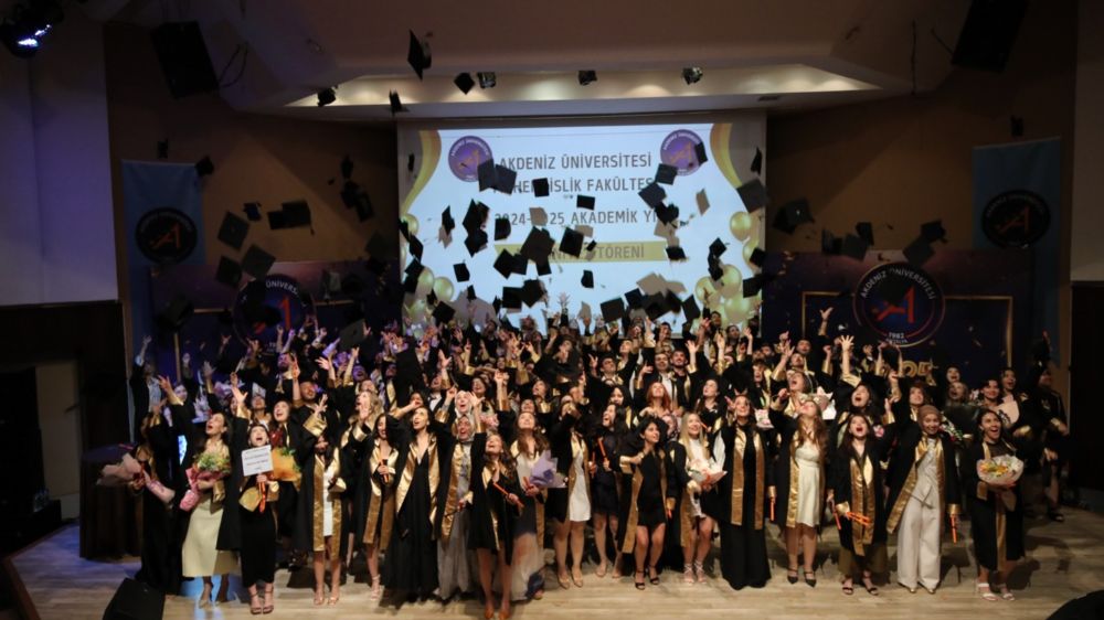 Akdeniz Üniversitesi'nde mühendisler mezun oldu