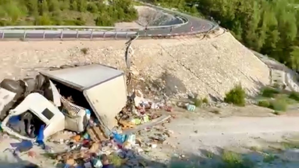 Akseki-Manavgat karayolu  yoldan çıkan kamyon uçuruma  yuvarlandı  Sürücüsü ağır yaralandı