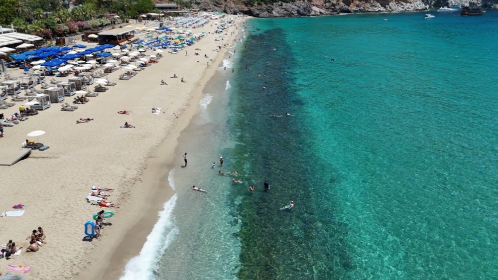 Alanya'da aşırı sıcaklar sahilleri doldurdu