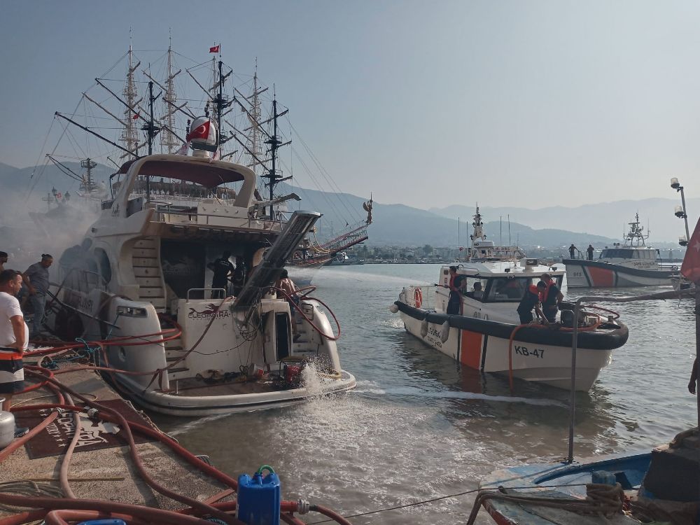 Alanya'da iskeleye bağlı lüks yat alevlere teslim oldu