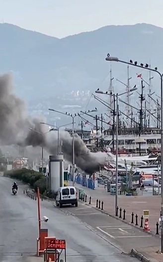 Alanya'da iskeleye bağlı lüks yat alevlere teslim oldu