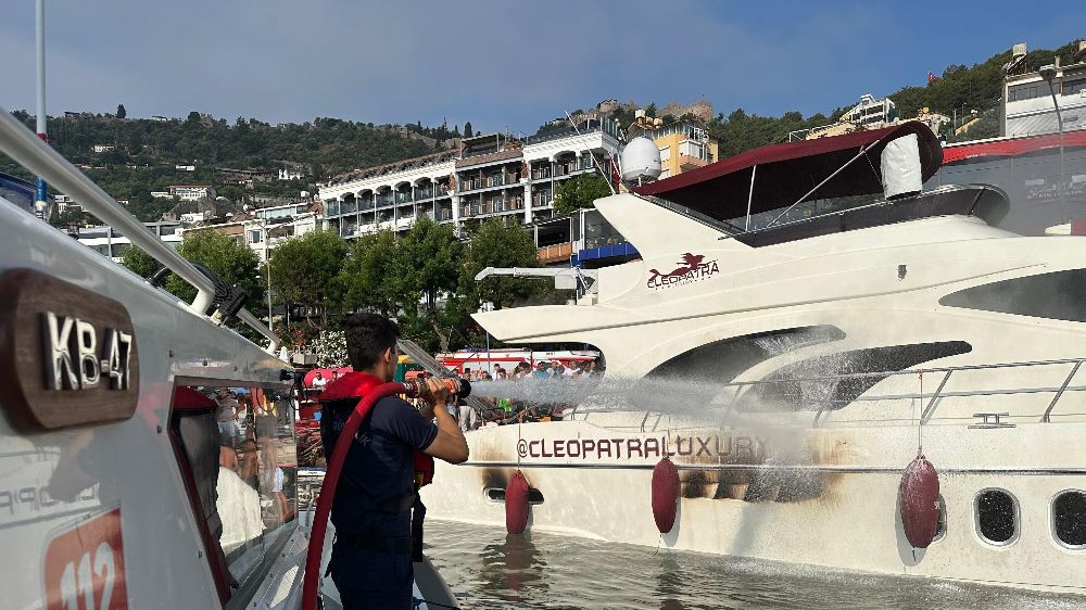 Alanya'da iskeleye bağlı lüks yat alevlere teslim oldu