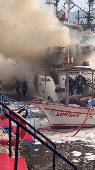 Alanya'da iskeleye bağlı lüks yat alevlere teslim oldu