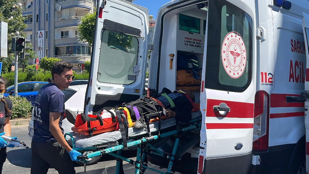 Alanya’da motosiklet ile otomobil çarpıştı: 1 yaralı