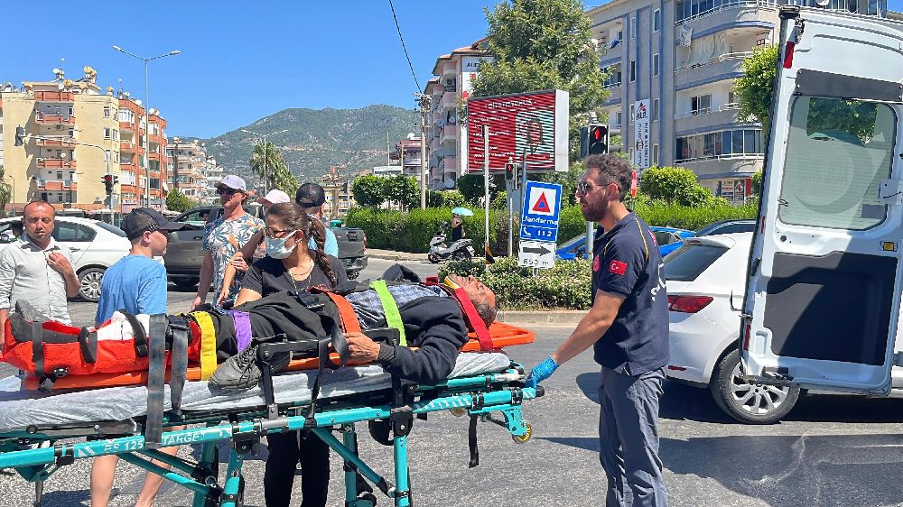 Alanya’da motosiklet ile otomobil çarpıştı: 1 yaralı