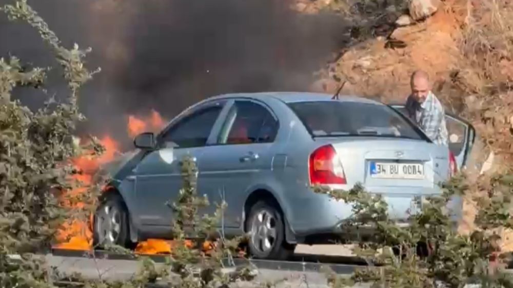 Alev alan otomobili için otobanda böyle çırpındı