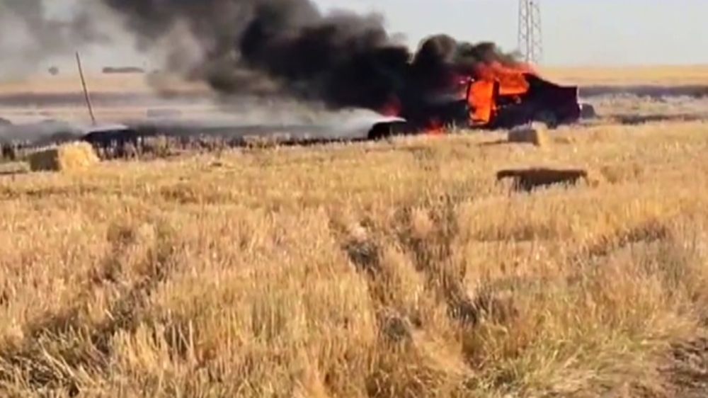 Alev alev yanan otomobil tarlayı da yaktı