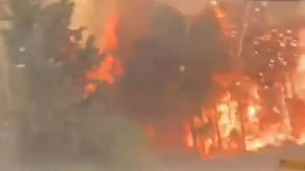 Alevlerin arasında kalan orman ekibi son anda kurtuldu