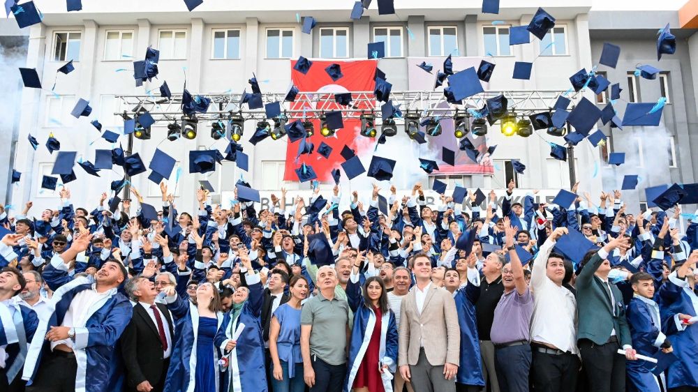 Ali Bahar AOSB Teknik Koleji'nde ilk mezuniyet coşkusu: 254 öğrenci kep attı