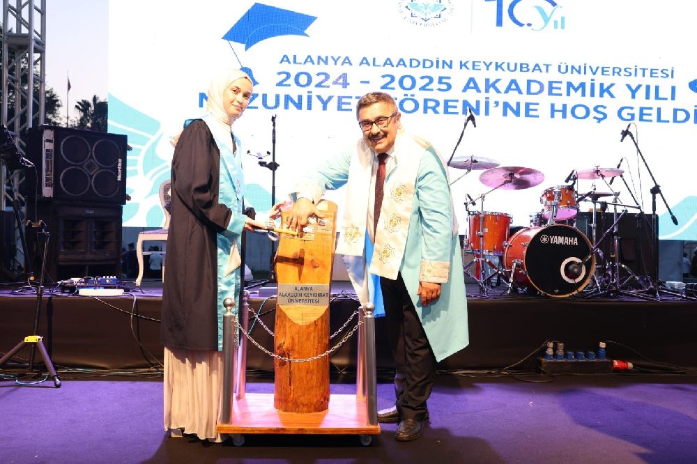 ALKÜ'nün 10. yılında mezuniyet coşkusu