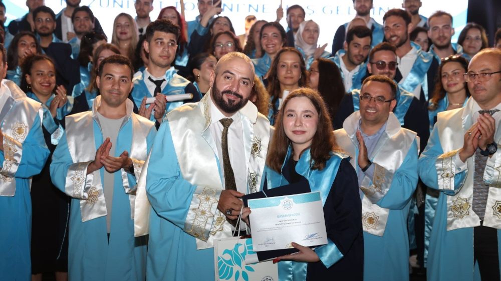ALKÜ'nün 10. yılında mezuniyet coşkusu