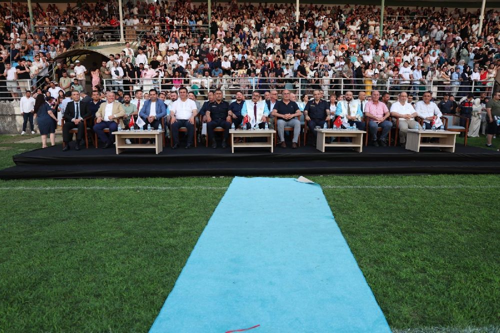 ALKÜ'nün 10. yılında mezuniyet coşkusu