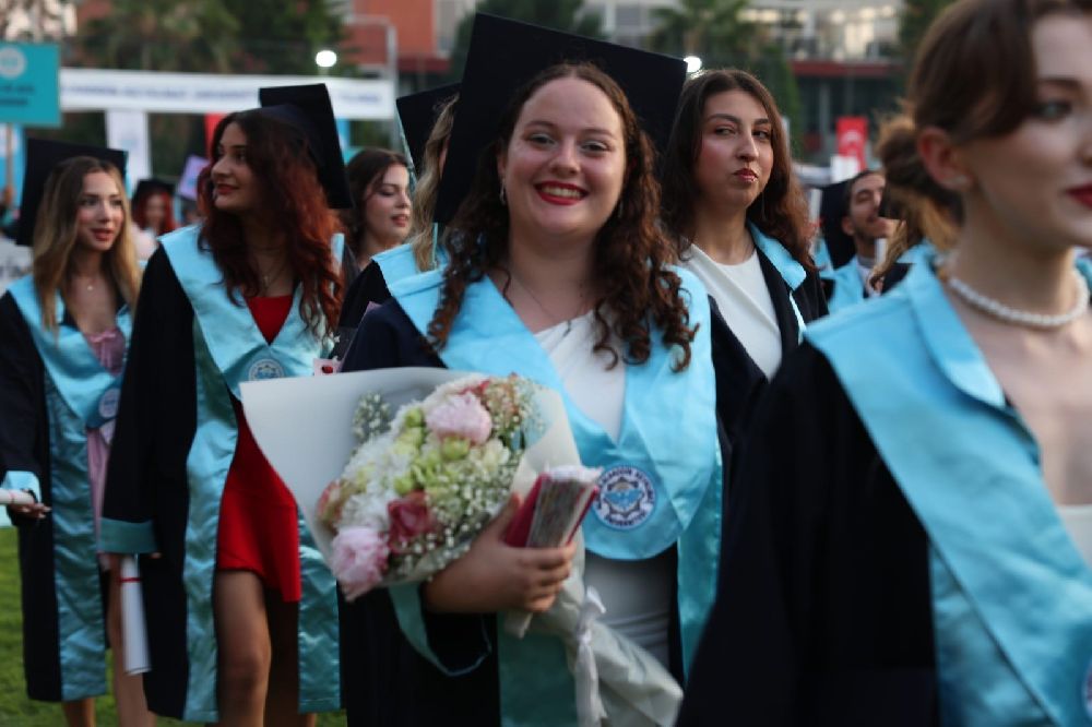 ALKÜ'nün 10. yılında mezuniyet coşkusu