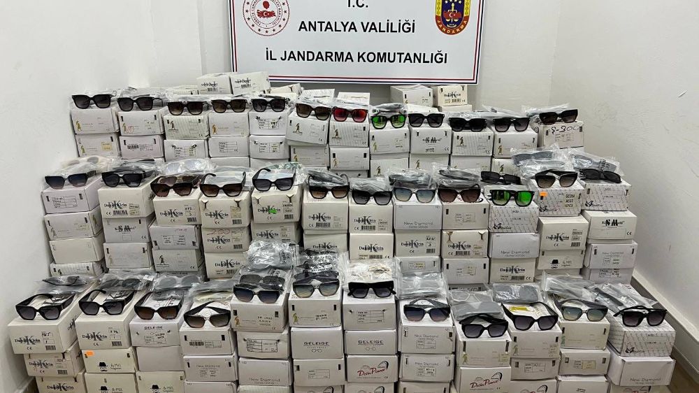 Antalya’da 16 bin adet kaçak güneş gözlüğü yakalandı