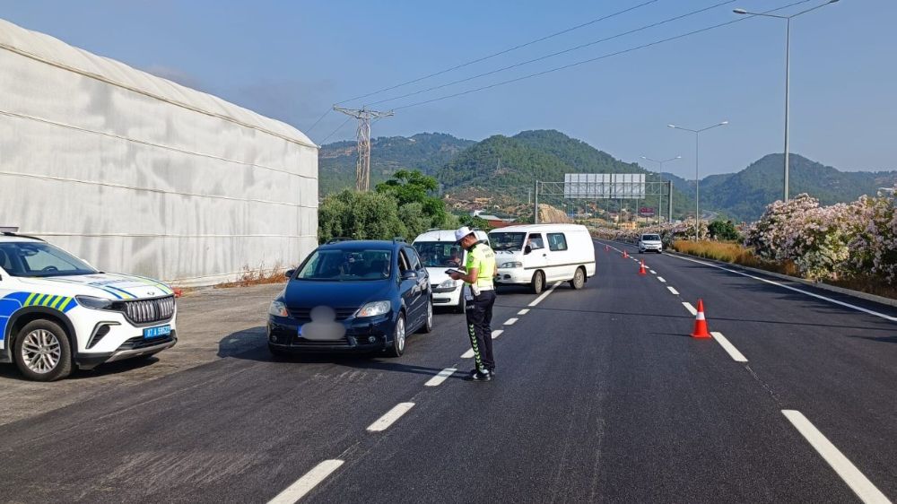 Antalya'da 2 haftada 33 bini aşkın sürücüye ceza kesildi