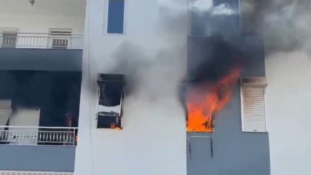 Antalya'da alevlerin sardığı evde balkona sığındı, kedisini elinden bırakmadı