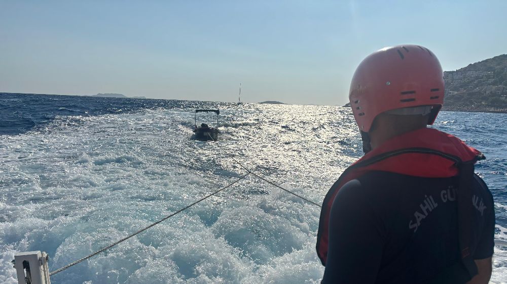 Antalya'da arızalanan teknedeki 2 kişinin imdadına Sahil Güvenlik ekipleri yetişti