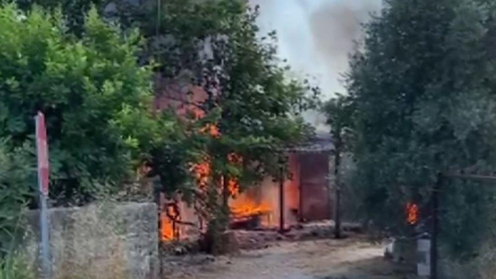 Antalya'da çıkan yangında ev ve traktör kül oldu