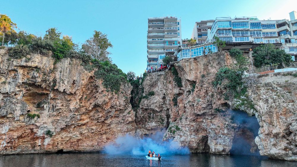 Antalya'da denizden ve karadan haşerelerle mücadele başlatıldı