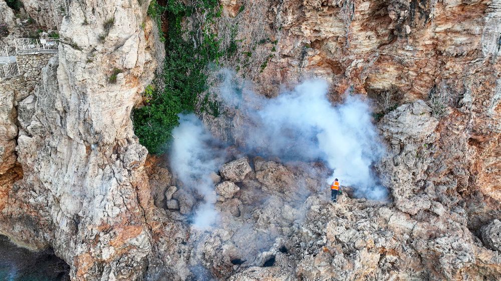 Antalya'da denizden ve karadan haşerelerle mücadele başlatıldı