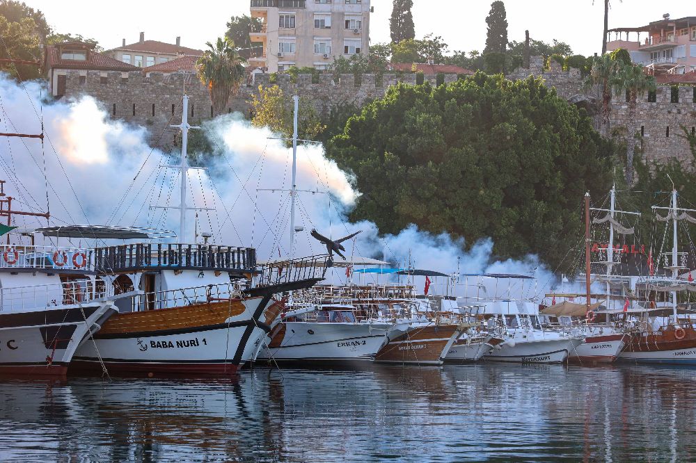 Antalya'da denizden ve karadan haşerelerle mücadele başlatıldı