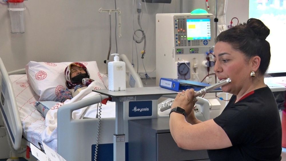 Antalya'da diyaliz merkezinde notalarla tedavi