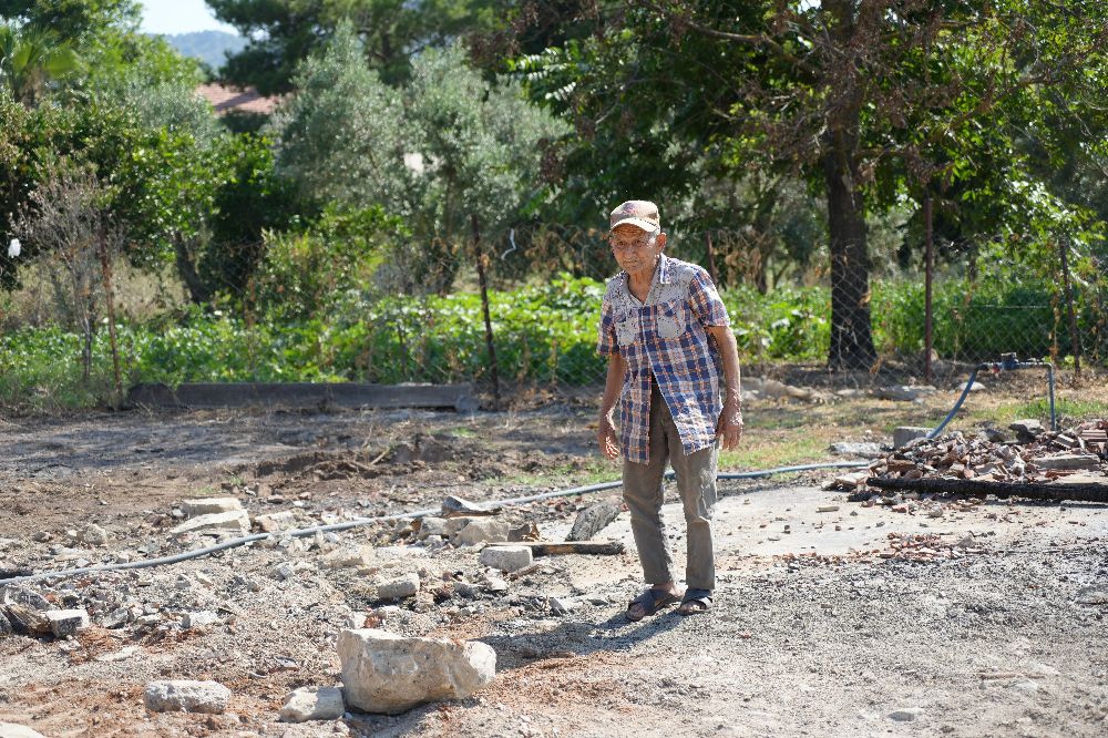 Antalya'da evde 86 bin lira yandı, Yaşlı adam evsiz kaldı Bakın sonra ne oldu