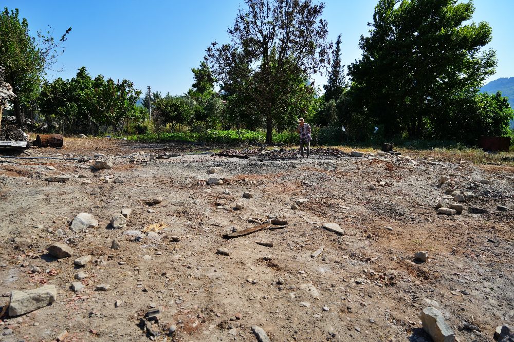 Antalya'da evde 86 bin lira yandı, Yaşlı adam evsiz kaldı Bakın sonra ne oldu