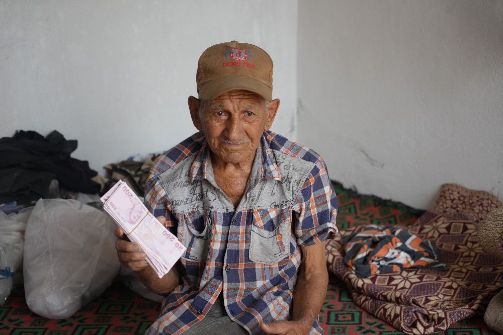 Antalya'da evde 86 bin lira yandı, Yaşlı adam evsiz kaldı Bakın sonra ne oldu