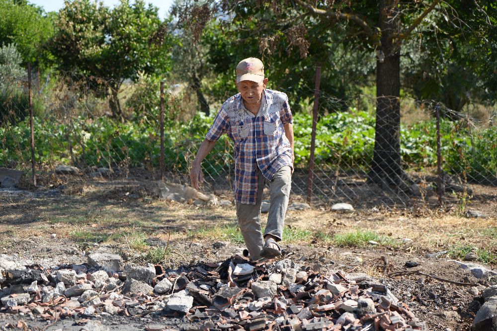 Antalya'da evde 86 bin lira yandı, Yaşlı adam evsiz kaldı Bakın sonra ne oldu