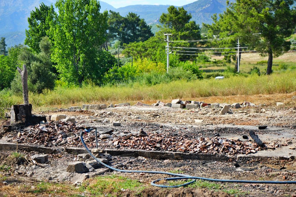 Antalya'da evde 86 bin lira yandı, Yaşlı adam evsiz kaldı Bakın sonra ne oldu