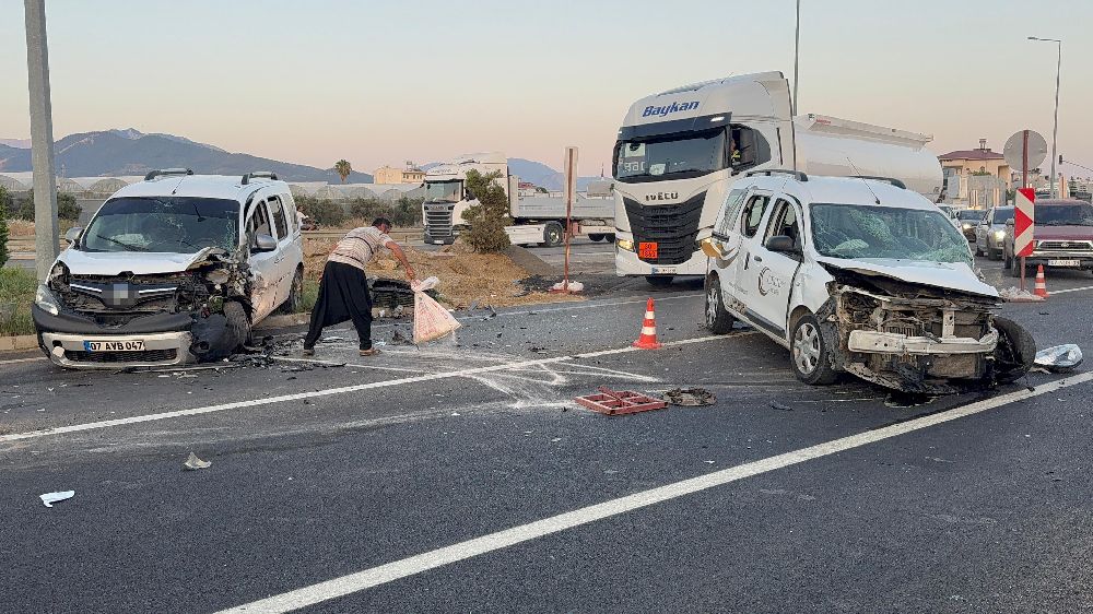 Antalya'da hafif ticari araçlar kafa kafaya çarpıştı: 4 yaralı