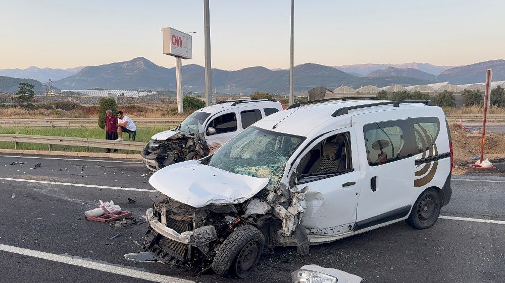 Antalya'da hafif ticari araçlar kafa kafaya çarpıştı: 4 yaralı
