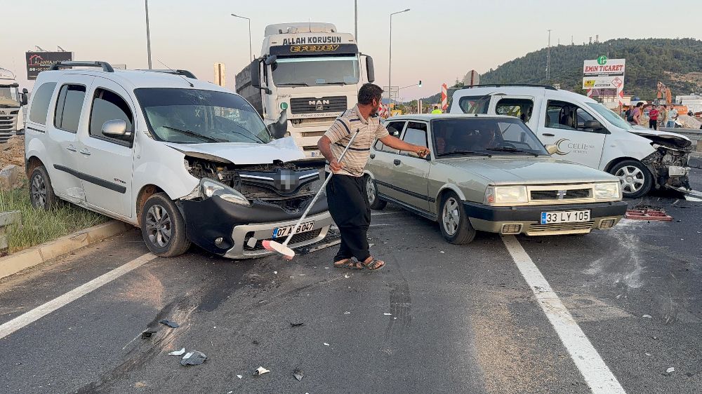 Antalya'da hafif ticari araçlar kafa kafaya çarpıştı: 4 yaralı