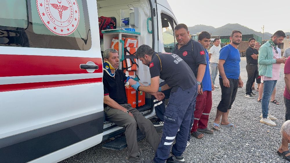Antalya'da hafif ticari araçlar kafa kafaya çarpıştı: 4 yaralı