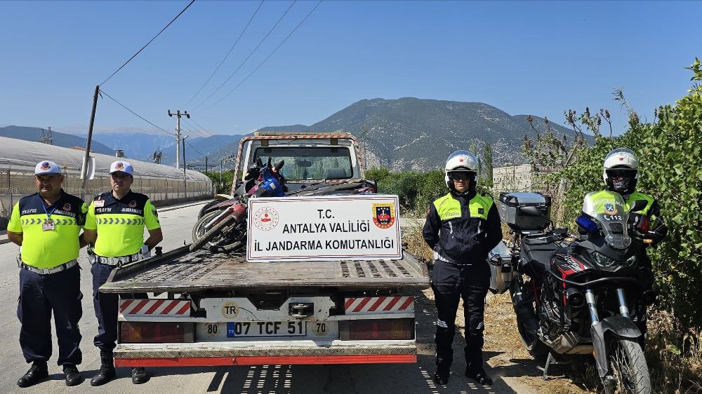 Antalya'da jandarma denetimlerinde 98 motosiklet trafikten men edildi