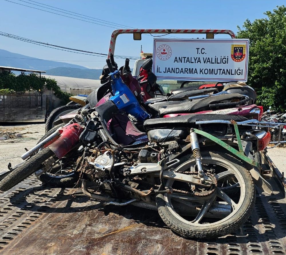 Antalya'da jandarma denetimlerinde 98 motosiklet trafikten men edildi
