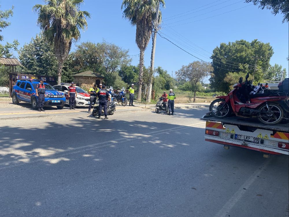 Antalya'da jandarma denetimlerinde 98 motosiklet trafikten men edildi