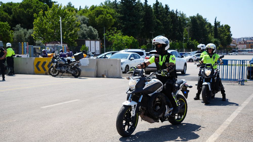 Antalya’da motosikletli polis timlerine güvenli sürüş eğitimi