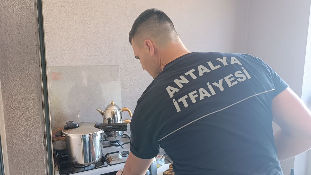 Antalya'da ocakta unutulan düdüklü tencerenin dumanları itfaiyeyi alarma geçirdi