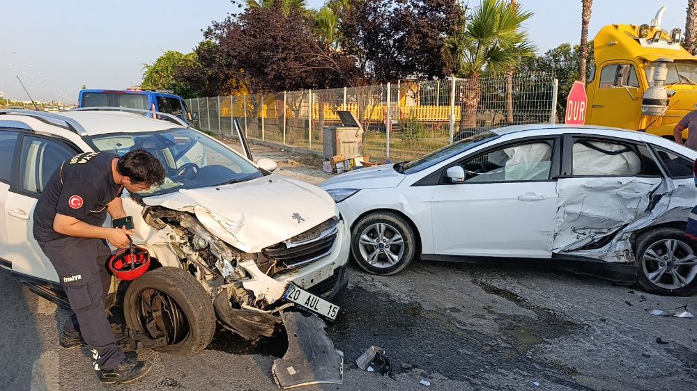 Antalya'da otomobillerin hurdaya döndüğü kazada 5 kişi yaralandı