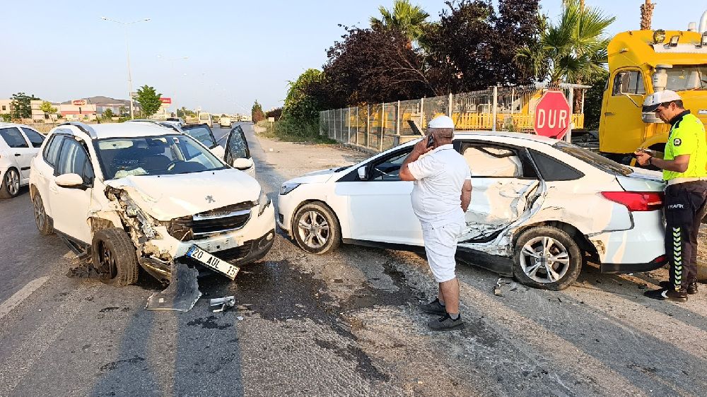 Antalya'da otomobillerin hurdaya döndüğü kazada 5 kişi yaralandı