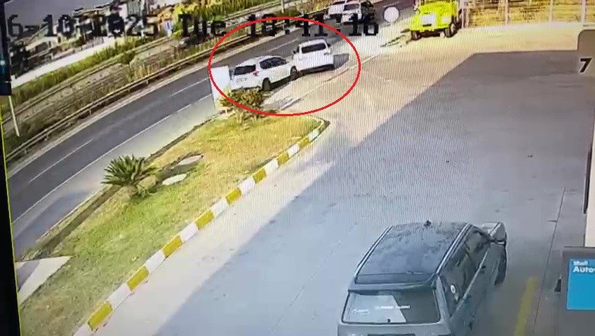 Antalya'da otomobillerin hurdaya döndüğü kazada 5 kişi yaralandı