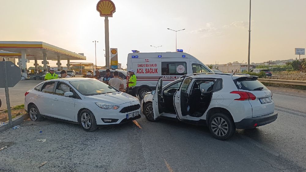Antalya'da otomobillerin hurdaya döndüğü kazada 5 kişi yaralandı