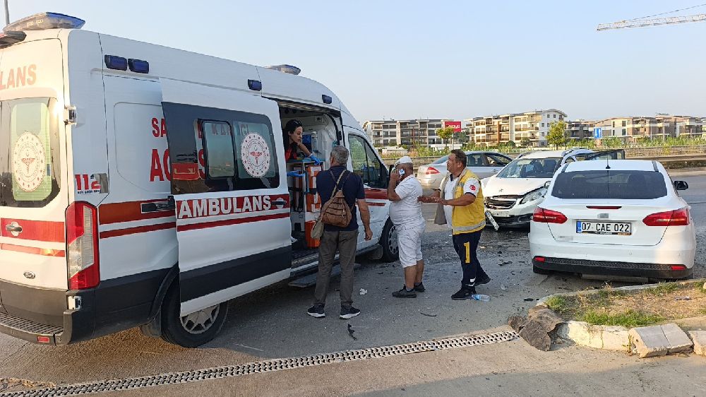 Antalya'da otomobillerin hurdaya döndüğü kazada 5 kişi yaralandı