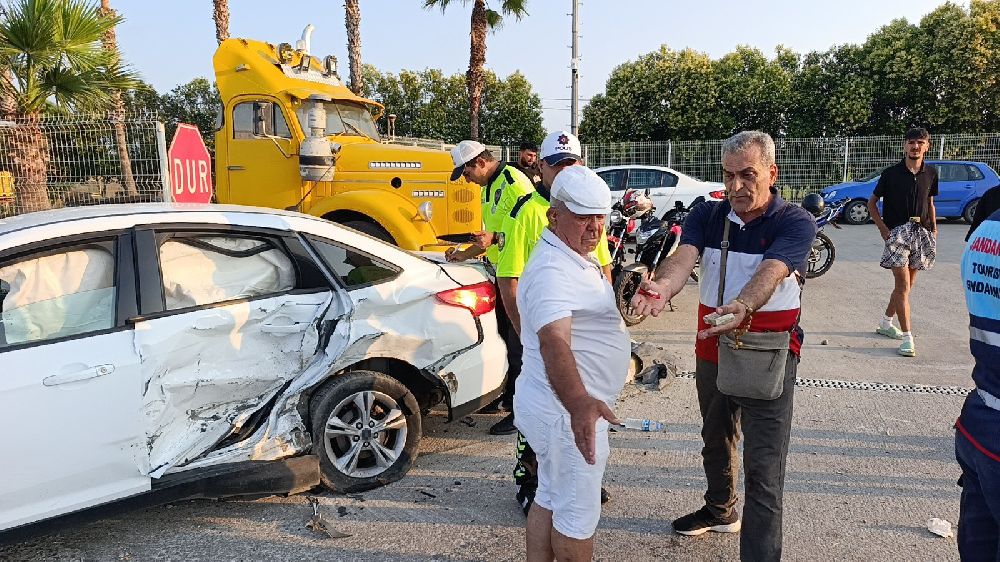 Antalya'da otomobillerin hurdaya döndüğü kazada 5 kişi yaralandı